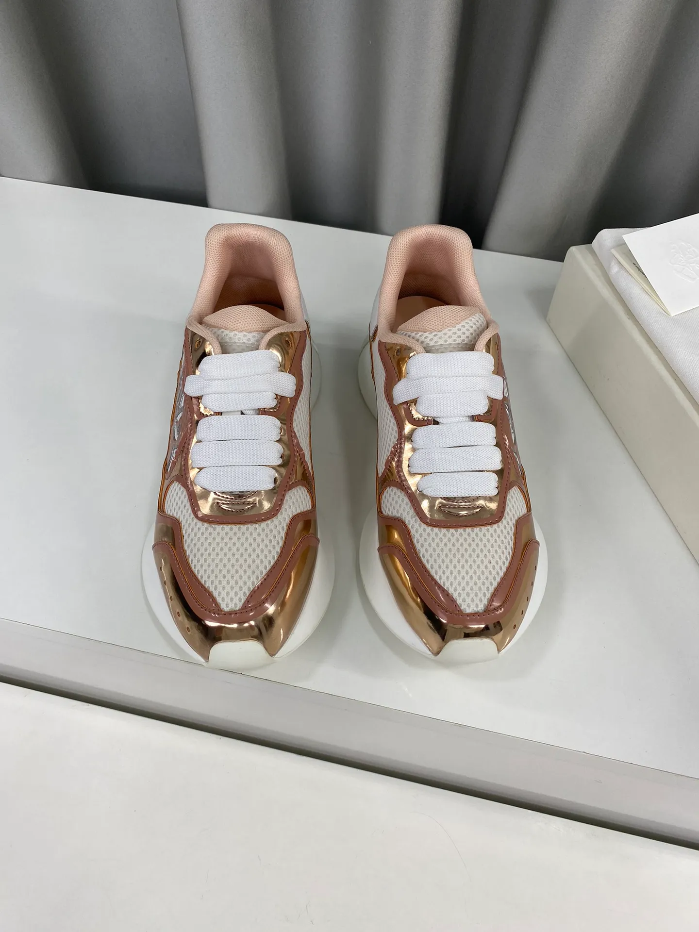 👟👟Ex-factory price 600👟👟 🔺Mc Queen🔺McQueen debuts the latest Milan Fashion Week T stage catwalk style in early spring‼ ️ Unique and personalized design, the upper foot is super stylish, and the round toe design allows the toes to be completely released. I spent a lot of money to buy multiple pairs of the originals and dismantled them and made replicas. Many celebrities: Guli Nazha, Wu Lei, endorsed by Internet celebrity bloggers, Xiaohongshu is a hit, and the counters are sold out‼ ️Material: The upper is embossed with special material. Lining: Breathable mesh. Outsole: original molded steel-stamped foam combination sole Size: women’s 35 to 39 (40, custom-made, non-returnable) Full set of counter original packaging